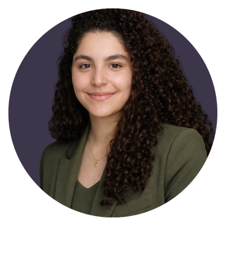 Foto de Mayk Brito sorrindo, usando óculos e camisa preta, barba e fundo amarelo.